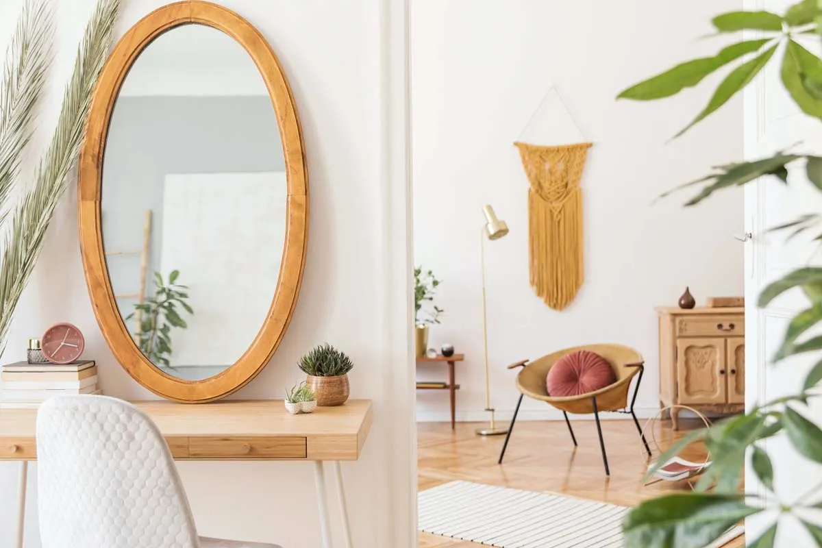 Hanging artwork & mirrors